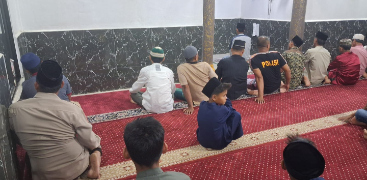 Kali Ini Polsek Pujud PAM dan Patroli Sholat Isya Serta Tarawih di Mushola Nur Iklas