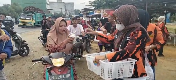 Peduli Sesama MPC Pemuda Pancasila Gencar Bagikan Takjil ke Warga