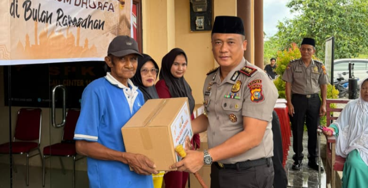 Kaum Dhuafa Batu Hampar Terima 30 Paket Sembako Dari Polres Rohil
