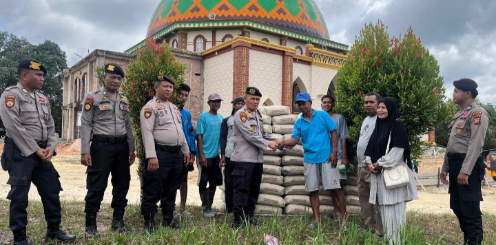 Pererat Silaturahmi Sat Samapta Polres Rohil Serahkan 80 Sak Semen