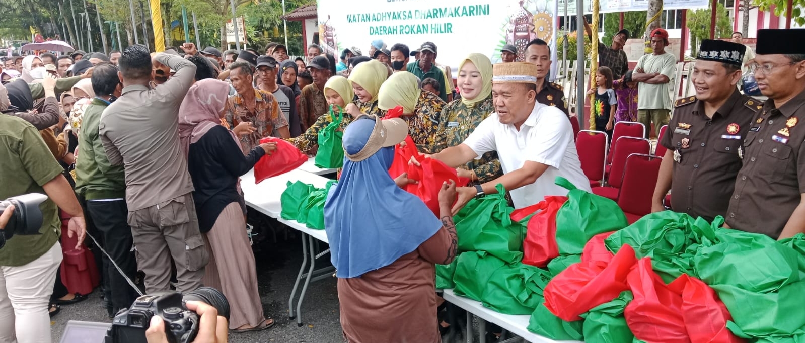 Peduli Sesama Kejari Rohil Berbagi Takjil ke Warga