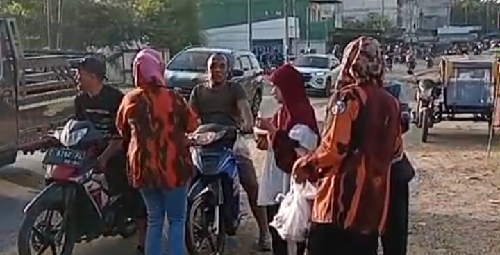 Warga Antusias Terima Takjil Dari MPC Pemuda Pancasila Rohil