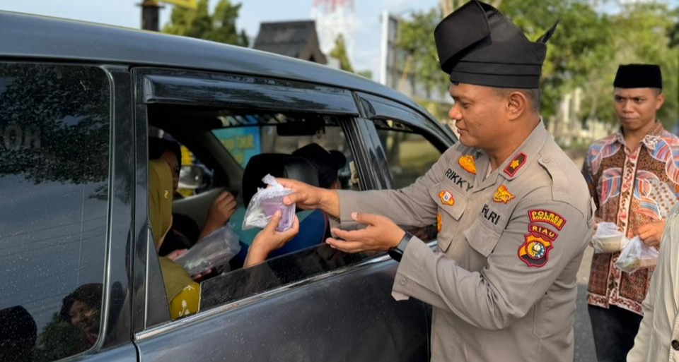 Peduli Sesama Polres Rohil Bagikan 110 Paket Takjil ke Warga
