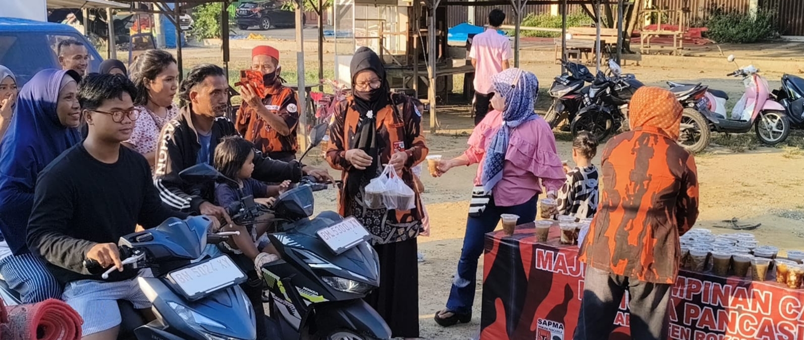 Warga Berduyun Terima Takjil Dari MPC Pemuda Pancasila Rohil