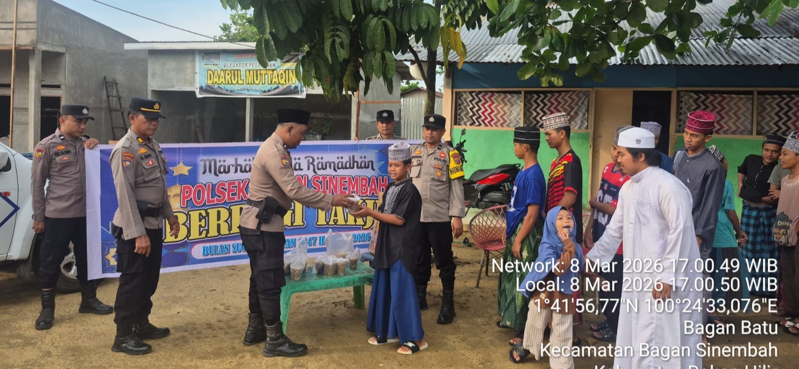 Peduli Sesama Polsek Bagan Sinembah Bagikan Takjil ke Warga