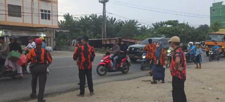 Berkah Ramadhan MPC Pemuda Pancasila Rohil Gencar Bagikan Takjil ke Warga
