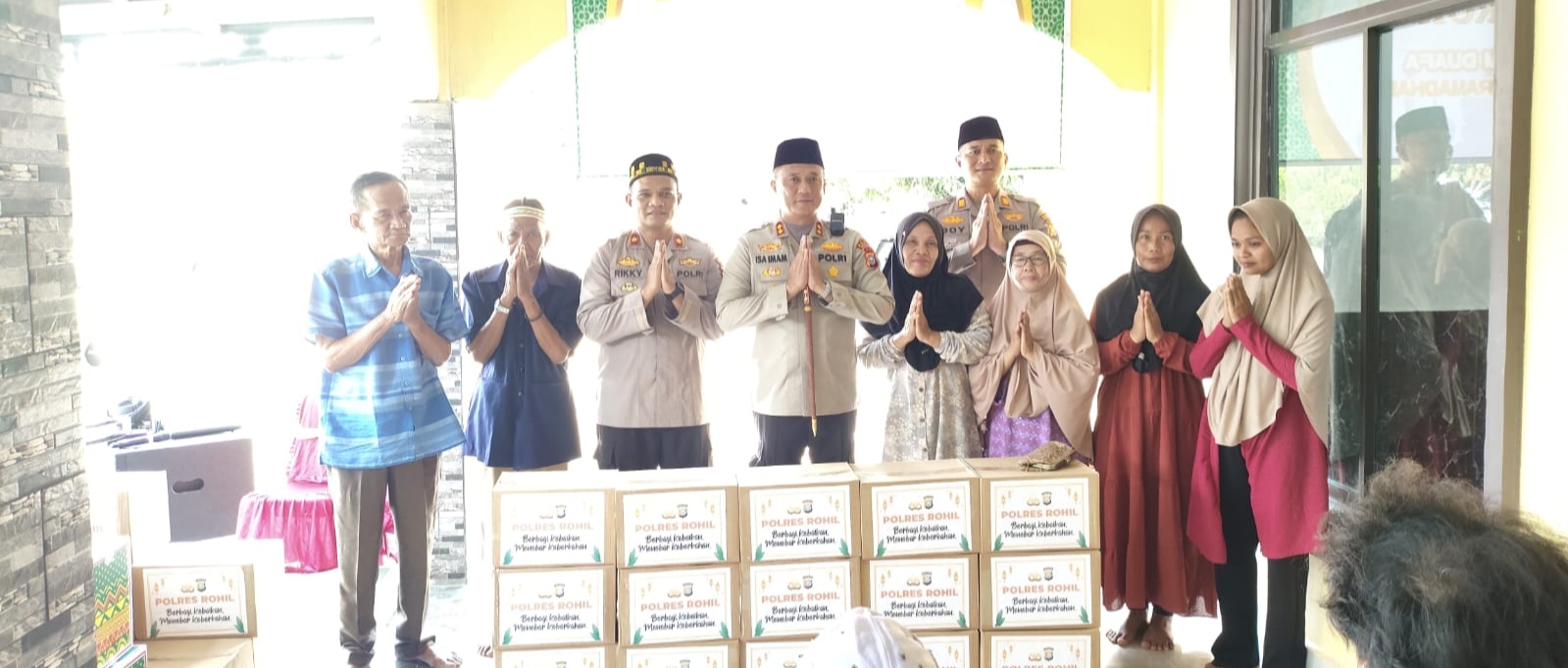 Pererat Silaturahmi Kapolres Rohil Bagikan 40 Sembako ke Kaum Duafa
