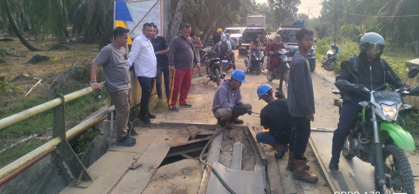 Jelang Mudik Polsek Simpang Kanan dan Upika Perbaiki Jembatan Penghuhung