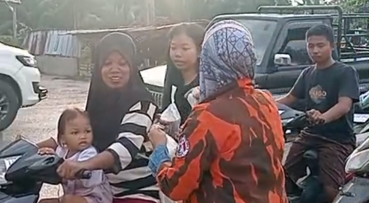 Peduli Sesama MPC PP Rohil Tetap Bagikan Takjil ke Warga