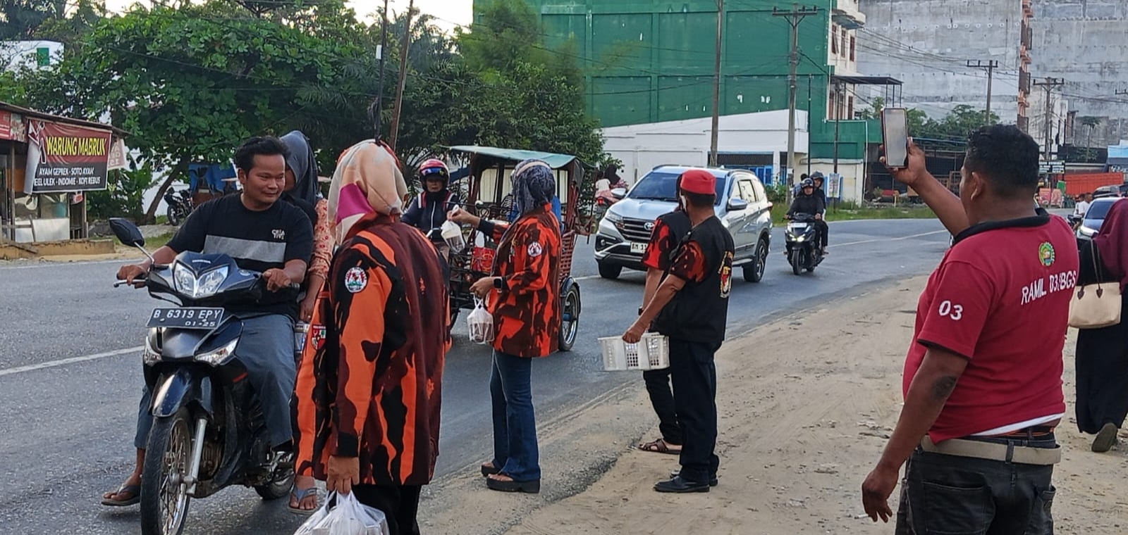 Puasa ke 27 MPC PP Rohil Tetap Semangat Bagikan Takjil ke Warga