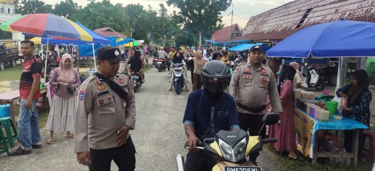 Di Akhir Ramadhan Polsek Pujud Rutin Atur Lalin di Pasar Ramadhan