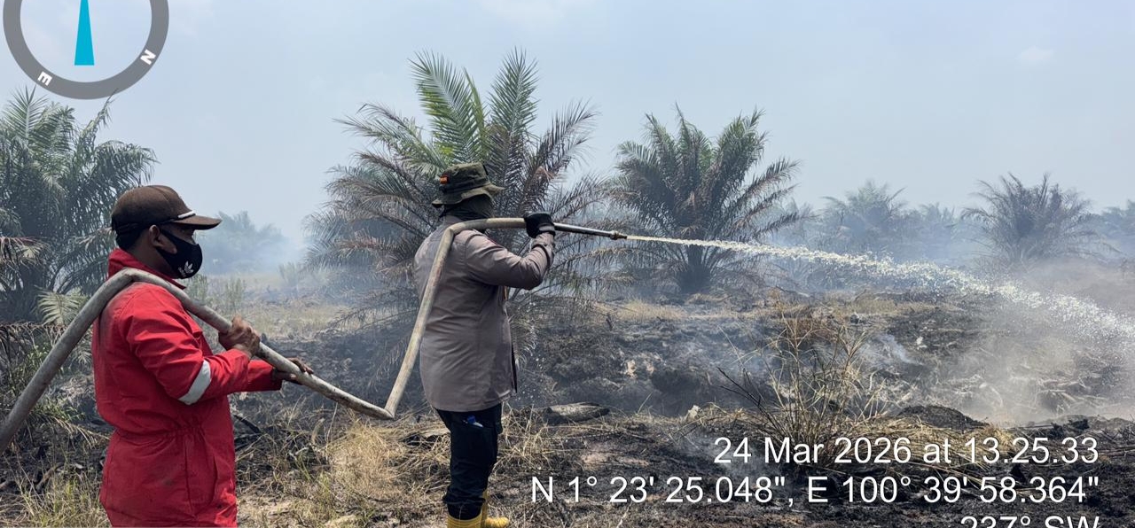 Polsek Pujud Berjibaku Padamkan Titik Api di Sungai Pinang