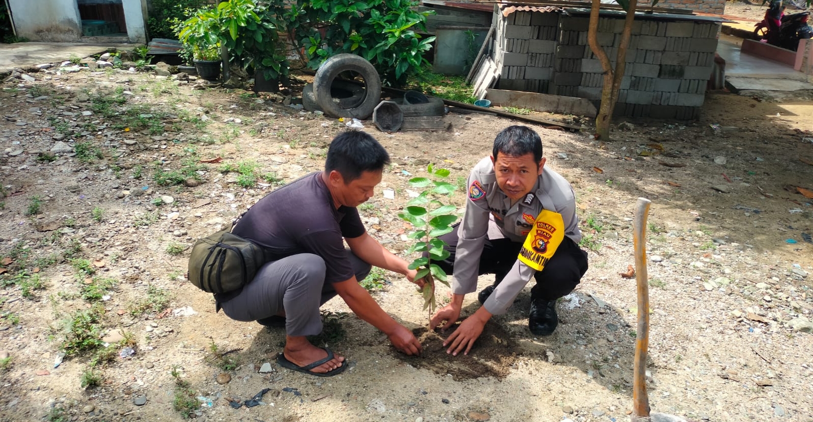 Jaga Lingkungan Polsek Bagan Sinembah Serahkan Bibit Pohon ke Warga