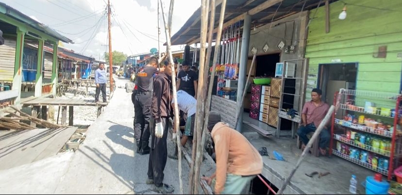 Tingkatkan Sinergi Polres Rohil Goro Perbaiki Jalan dan Bersihkan Mesjid