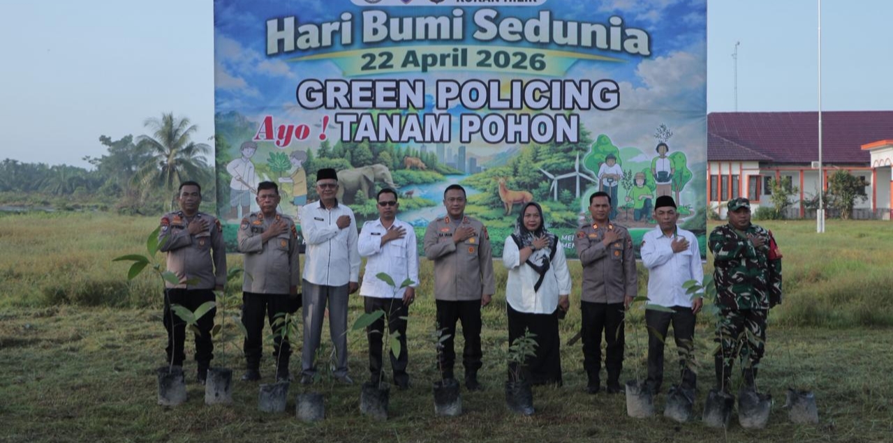 Hari Pohon Sedunia, Kapolres Rohil Tanam 12 Bibit Bersama Upika