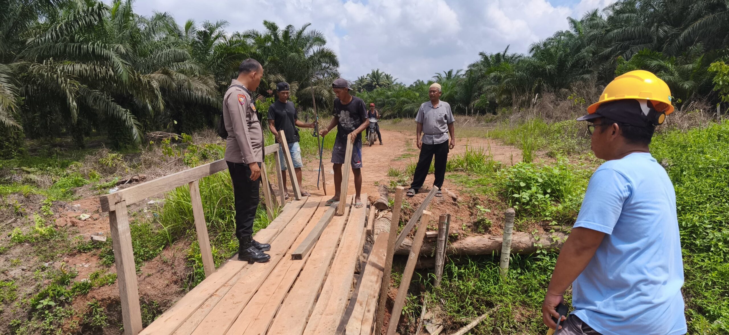 Polsek Bagan Sinembah Cek Progres Pembangunan Jembatan Merah Putih