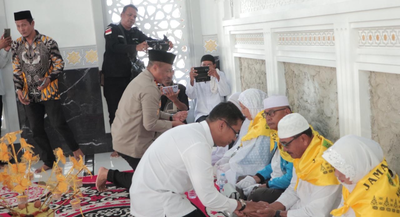 Kapolres Rohil dan Wabup Lepas Keberangkatan Calon Jamaah Haji Panipahan