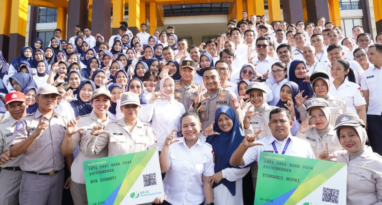 Polda Riau Serahkan Kartu BPJS Ketenagakerjaan Bagi PPPK dan PHL