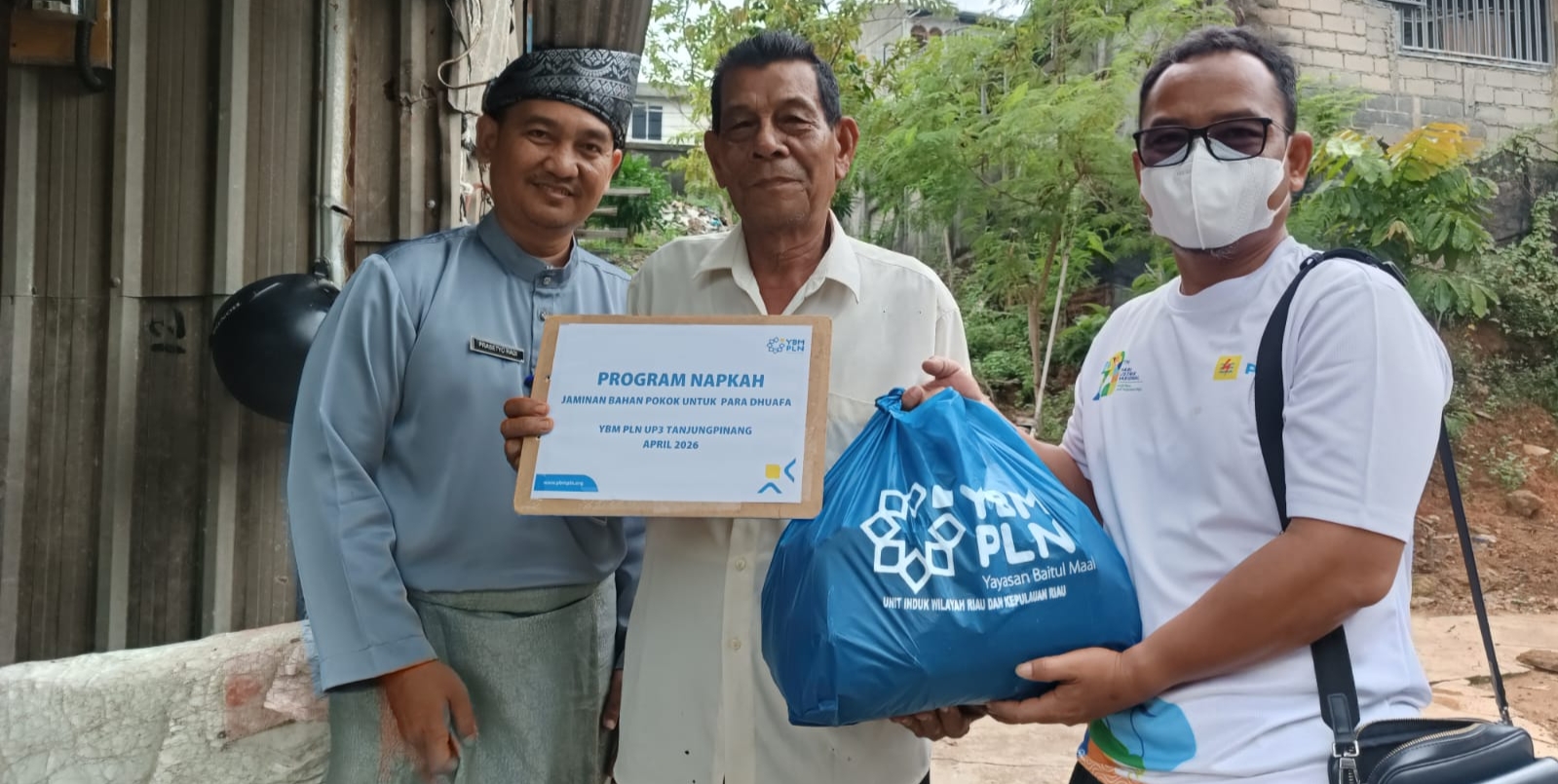 Asisten Manager Umum PLN UP3 Serahkan Program Nafkah Dhuafa ke 4 Lansia